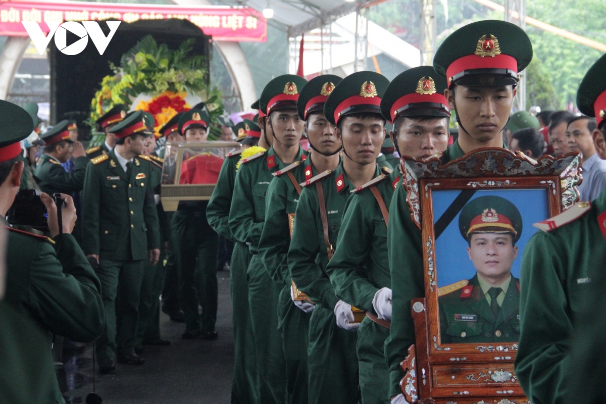 Người dân Nghệ An đội mưa tiễn biệt 4 liệt sỹ quê hương hy sinh ở Rào Trăng 3